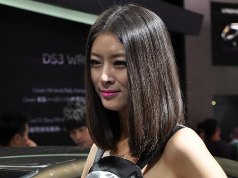 进口雪铁龙车模酷似刘涛，这保守的装束，真是贤妻呀