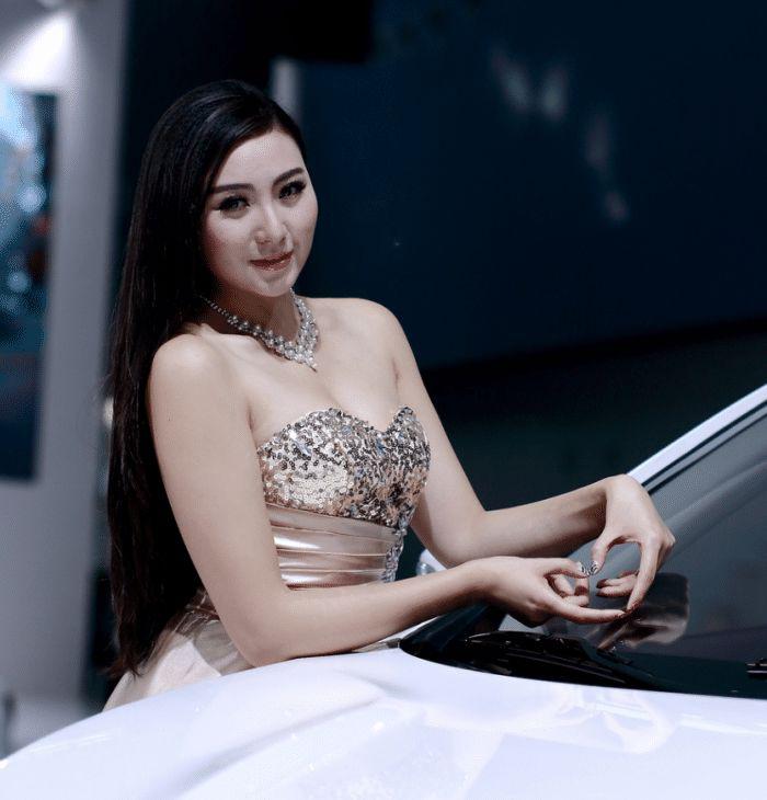 帕加尼请来气质车模，高贵低调气质高冷，想不火都难 大家来说车