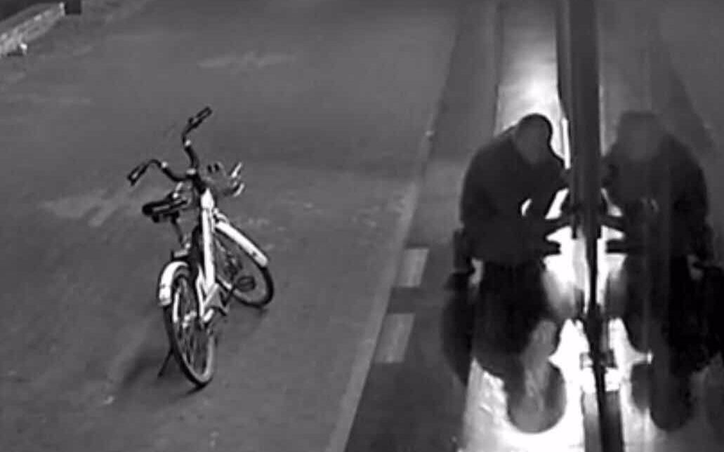 男子在京盗窃20余起 一把扫帚成作案工具