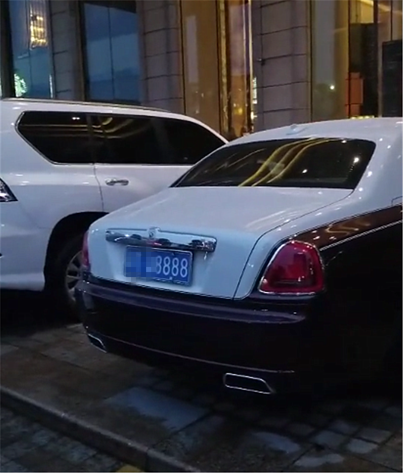 “双拼色”劳斯莱斯现广东,车价670万,挂60万车牌,还配金腰线