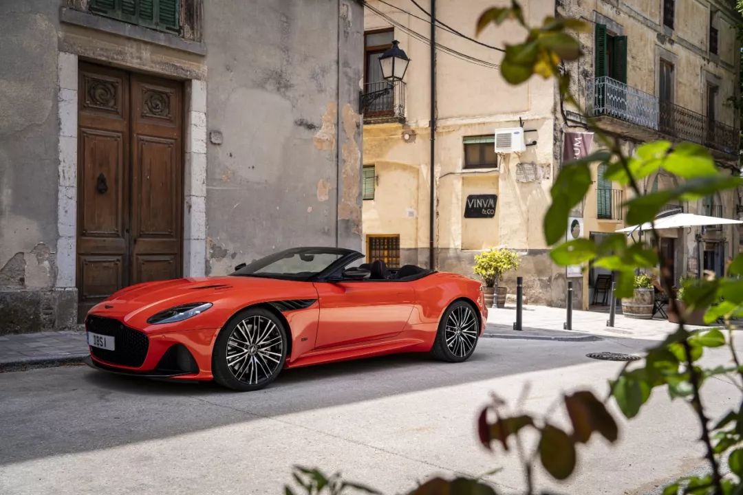 拉风、优雅还要够快?我只想到DBS Superleggera Volante
