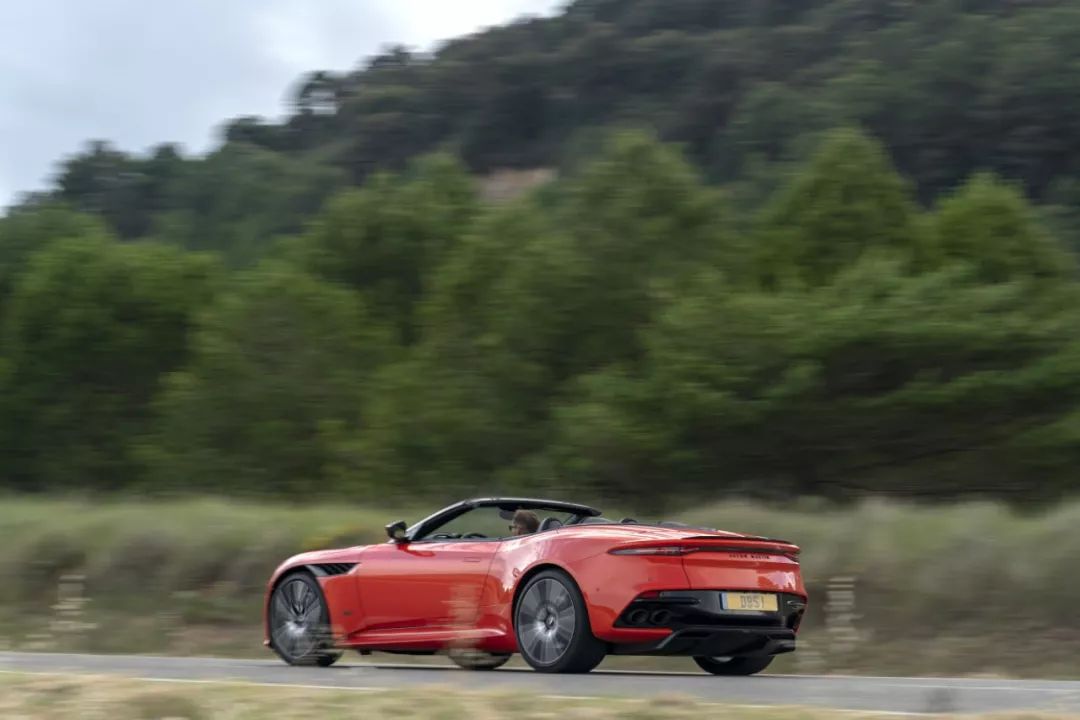 拉风、优雅还要够快?我只想到DBS Superleggera Volante