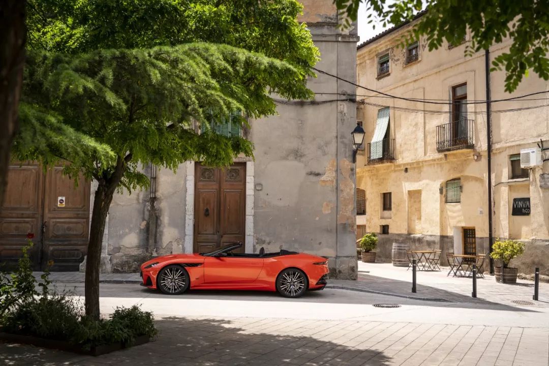 拉风、优雅还要够快?我只想到DBS Superleggera Volante