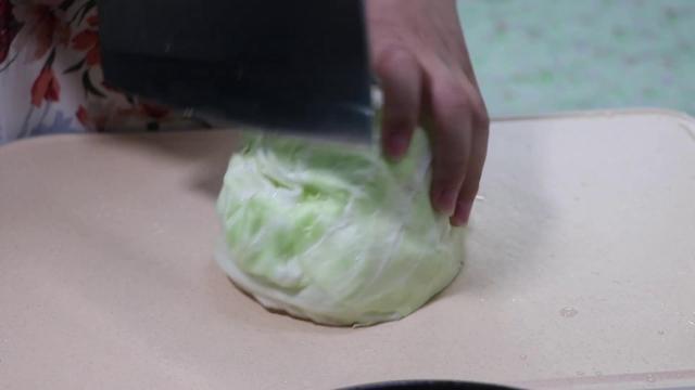 凉拌包菜想要做得好吃，这一步很关键，爽脆可口营养不流失