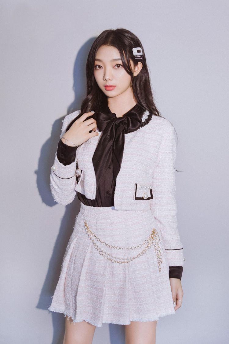 李紫婷也太美了及腰长发配粉色卫衣说她是洋娃娃也不为过