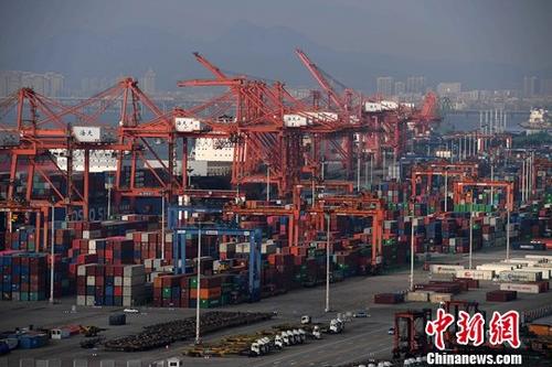 2月28日,中国国家统计局发布《2018年国民经济和社会发展统计公报》。国家统计局副局长盛来运解读公报时称,中国经济继续运行在合理区间,发展基础不断增强。盛来运表示,按照年平均汇率折算,2018年中国国内生产总值达到13.6万亿美元,稳居世界第二位,占世界经济比重继续提高,经济增量1.4万亿美元,相当于澳大利亚2017年的经济总量。图为繁忙的厦门港。(资料图片)<a target='_blank' href='http://www.chinanews.com/'>中新社</a>记者 张斌 摄