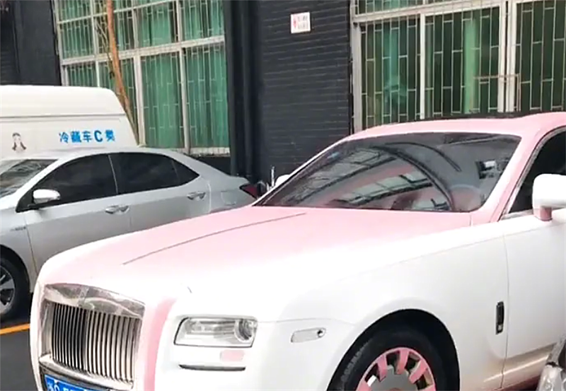 720万劳斯莱斯现温州,配“双拼色”漆面,但亮点不在车而在车牌