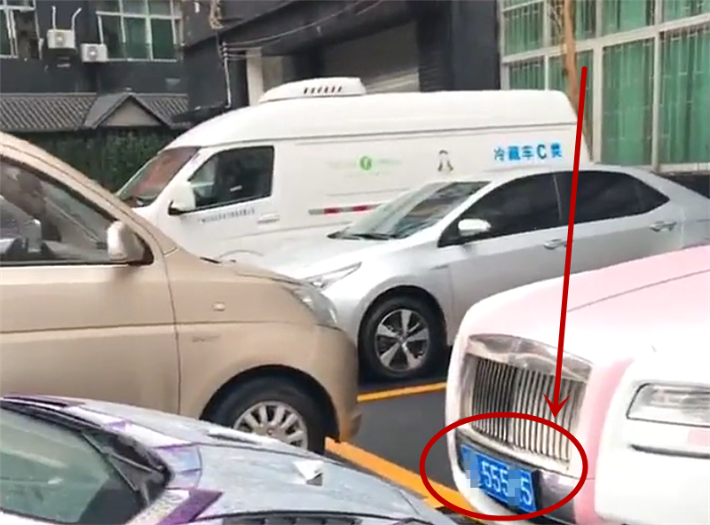 720万劳斯莱斯现温州,配“双拼色”漆面,但亮点不在车而在车牌