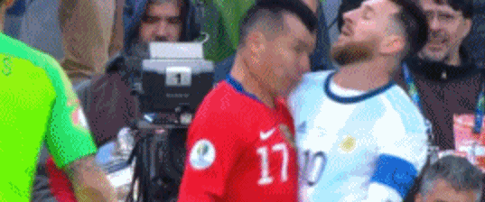 梅西直接染红！阿根廷2-1智利获美洲杯季军，阿圭罗迪巴拉破门