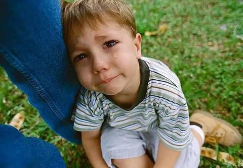 哭也是男孩子的权利，能够正确应对孩子的眼泪，才是聪明的家长