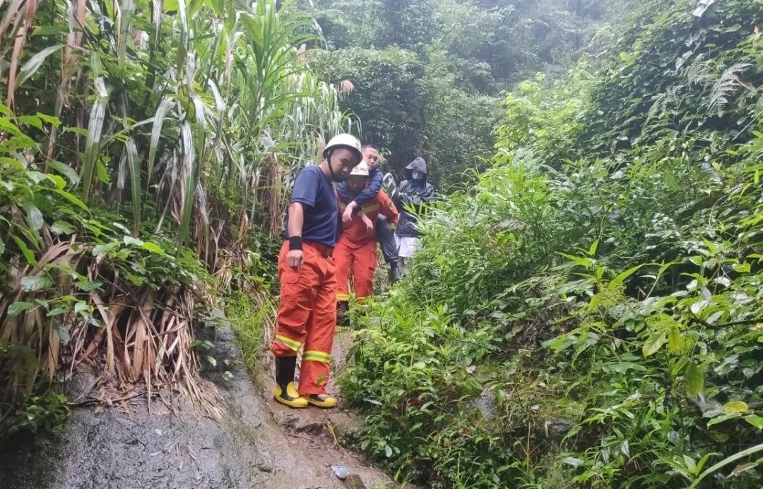抚州:15名驴友被困山顶 其中6人被雷击中1人身亡