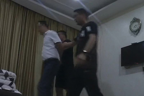 男子杀妻砍伤人逃亡13年被抓:嫖娼被捕留生物信息