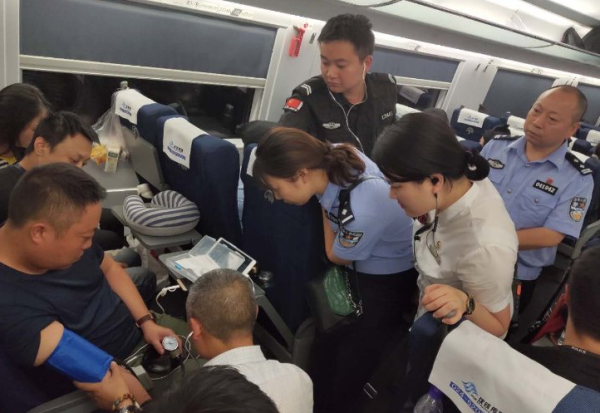 四川民警在押解途中昏厥 为电信诈骗案连轴转三天