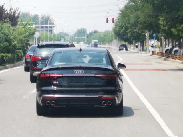 新款奥迪S4实车首曝,比A4运动太多,V6发动机4.7秒破百