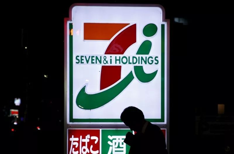 本月1日，日本便利店7-Eleven推出手机支付程序“7pay”(图源：路透社）