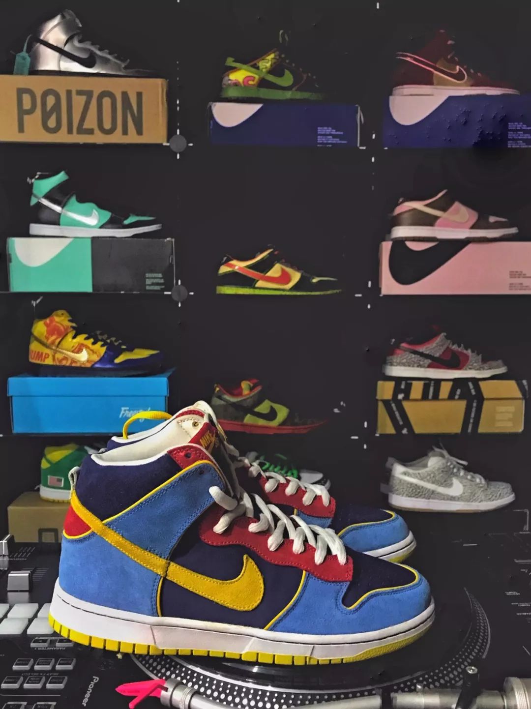 晒鞋|蓝红专区!nike x fear of god壁纸等你来收!