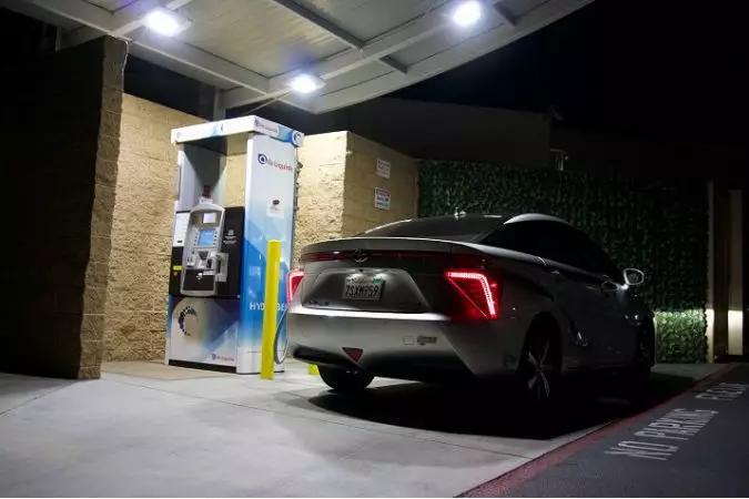 丰田量产MIRAI 奔驰推出GLC 氢燃料电池车 宝马急了?
