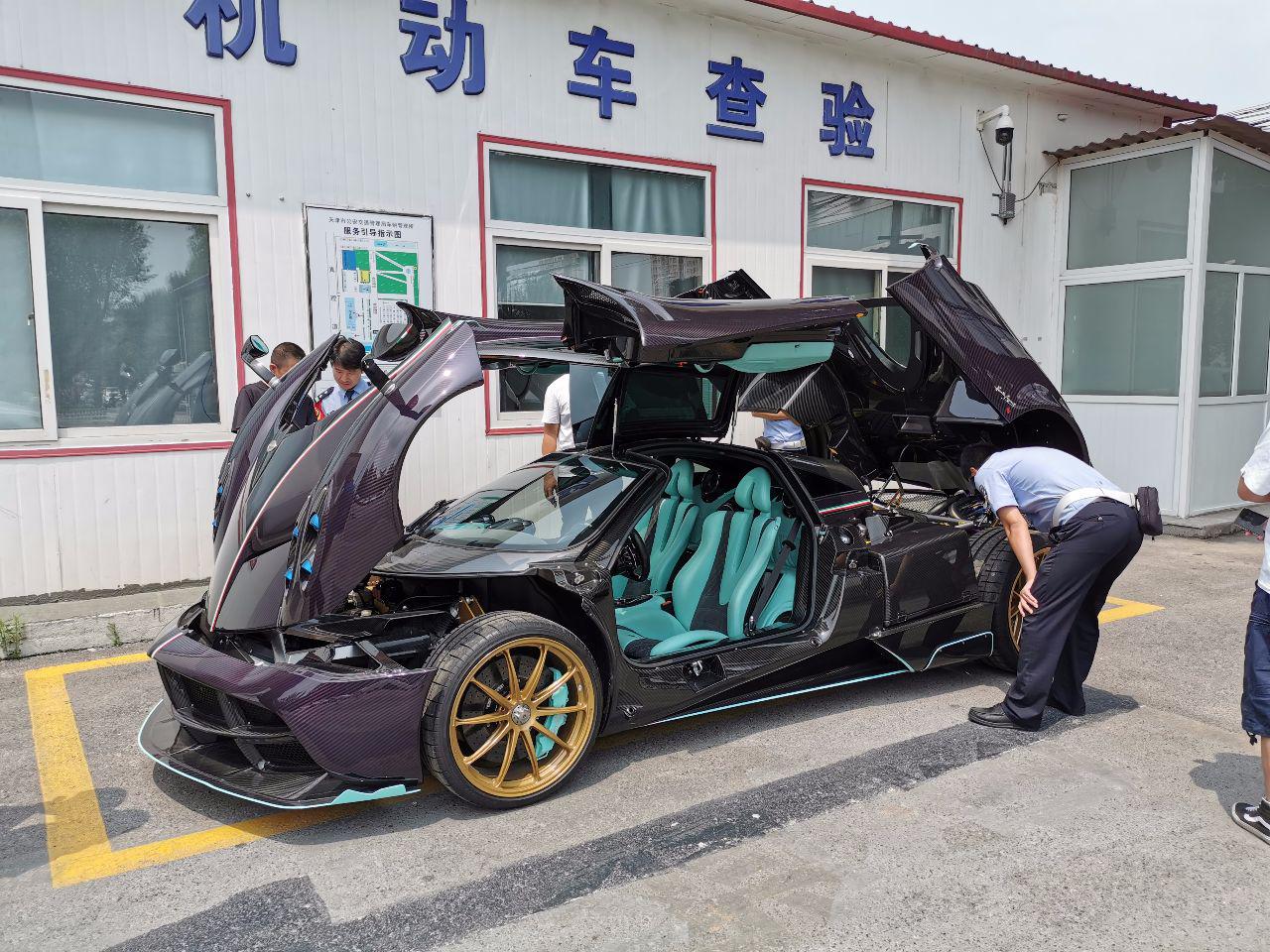 帕加尼在天津上牌,车型名字很难读,座椅上的孔用处很大