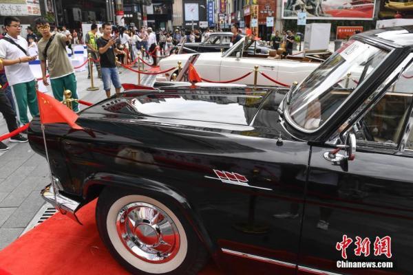 经典老爷车亮相广州街头