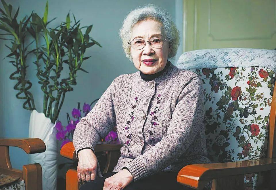 老电影英雄儿女:在王成没有牺牲之前王芳知道王成不是她的亲哥哥吗?