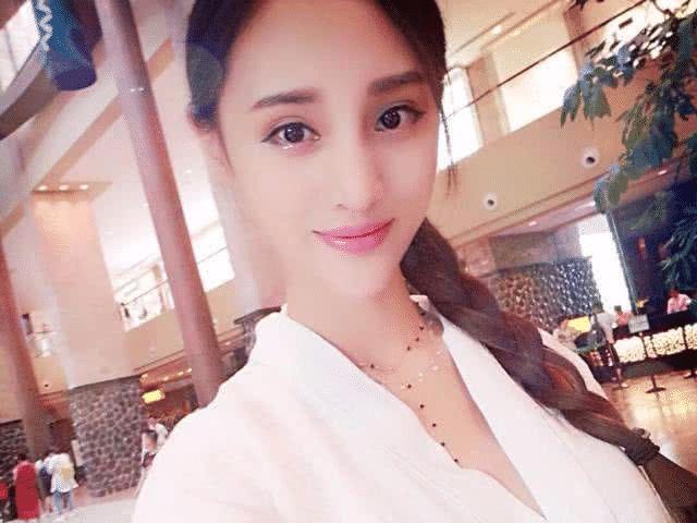 林肯车模请来女大学生,气质果然不一样,谁还有心思看车?