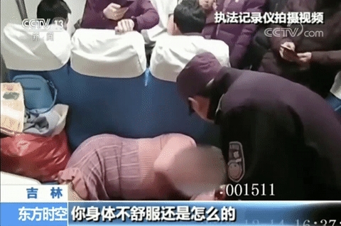 在酒吧喝醉扒内衣_女孩子在酒吧喝醉图片(3)