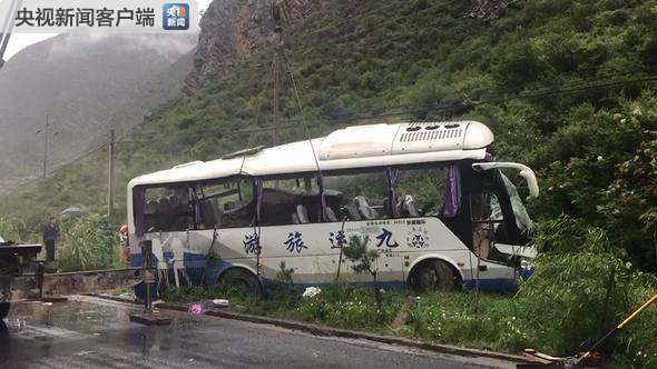 快讯！四川松潘县一旅游大巴车被飞石击中 已致8死16伤（组图） - 2