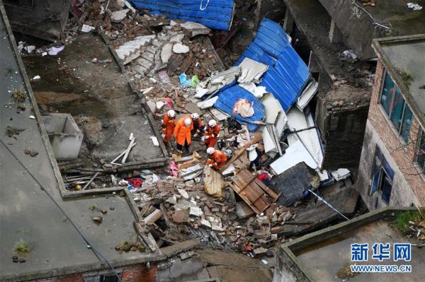 贵州一栋三层民房垮塌：已致1人死亡 4人仍被困