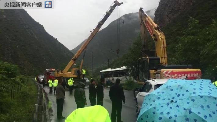 快讯！四川松潘县一旅游大巴车被飞石击中 已致8死16伤（组图） - 1