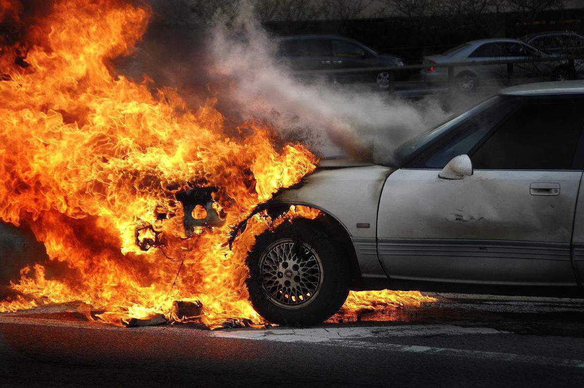 电动车着火了怎么办?点根烟冷静一下还是拔腿跑路?