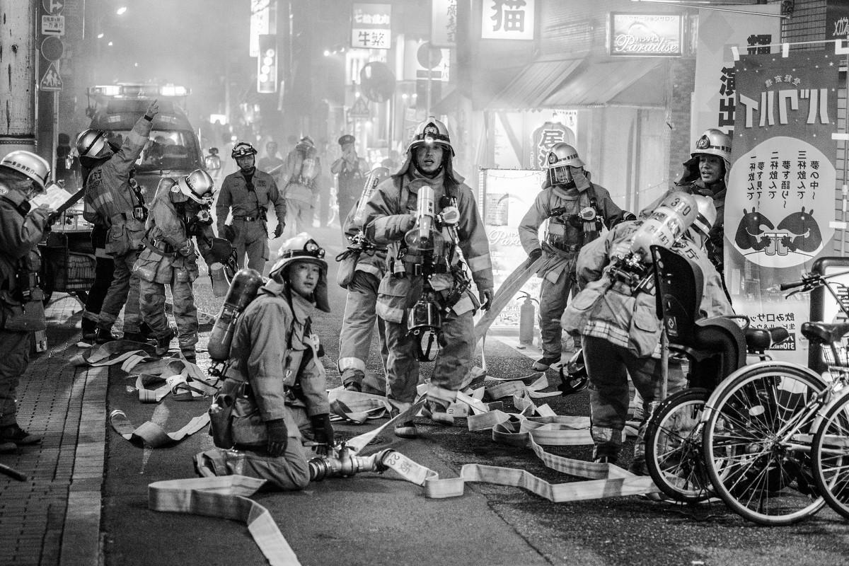 电动车着火了怎么办?点根烟冷静一下还是拔腿跑路?