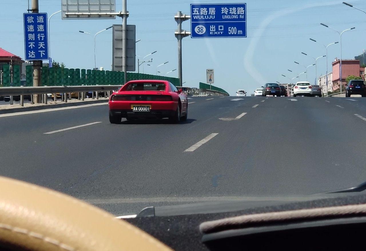 四环偶遇大陆第1辆法拉利,因为这车,常有人找司机合影