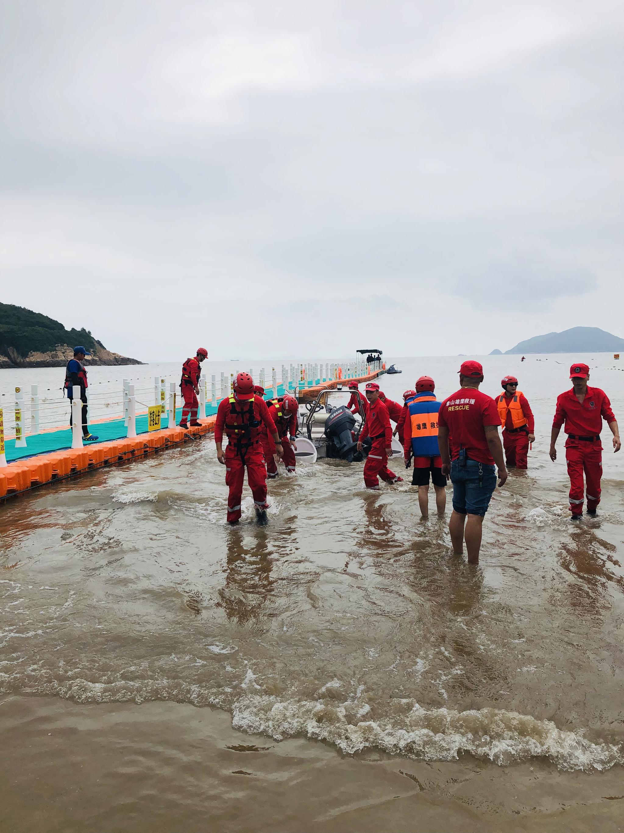 四五十名搜救人员,通过无人机、皮艇等救援设备在海域搜寻章子欣。 象山县雄鹰应急救援队供图
