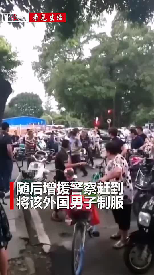 視頻:外籍男子違規載人被攔停 怒吼推搡打罵交警暴力抗法