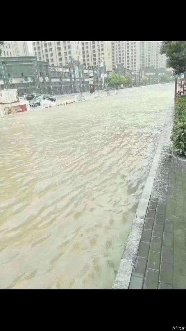 当暴雨来袭，如何安全行驶