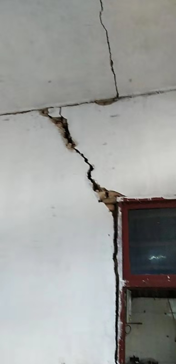 张书江家靠近屋顶的裂缝。 张书江 供图