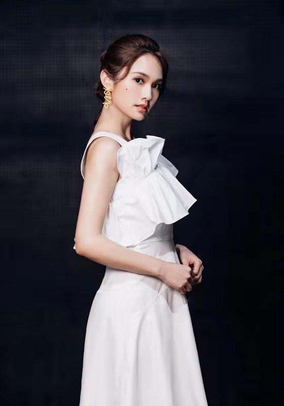 白色连衣裙搭配黄色高跟鞋,35岁的她少女感十足