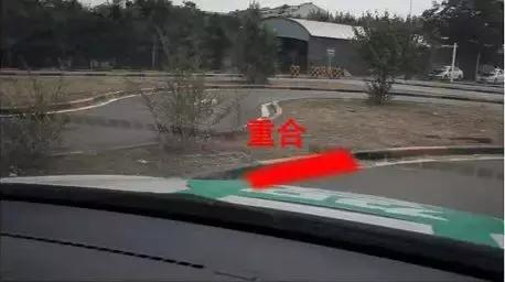 线重合时,方向盘向左打一圈,适当修正方向,使运动轨迹都保持在白线内