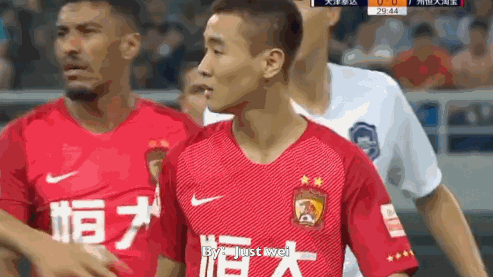 解说:韦世豪这动作应该给红牌;裁判给黄牌后却遭郑智怒吼呵斥