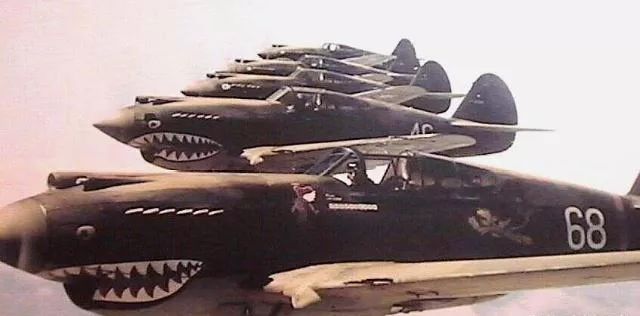 (图为编队飞行的“飞虎队”P-40战役机,这种编队方式其实是不契合二战时期空战请求的)