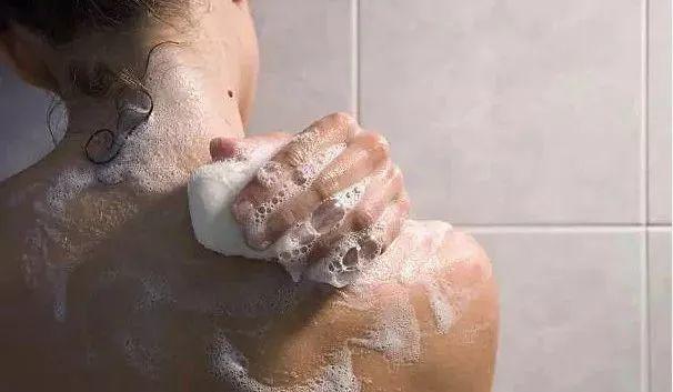 洗澡时,香皂和沐浴露哪个更好?一直用错了.难怪肌肤那么干