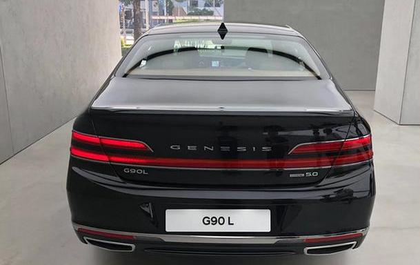 车长5945mm,比迈巴赫S级更大气,5.0L V8动力,海外不足百万元