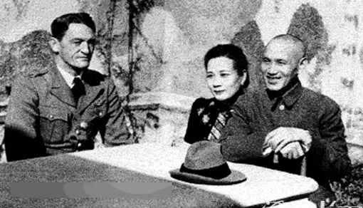 (图为陈纳德和蒋介石夫妇在一同)