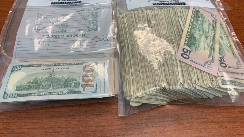 美国运钞车掉下17万美元现金 结果只找回4000多