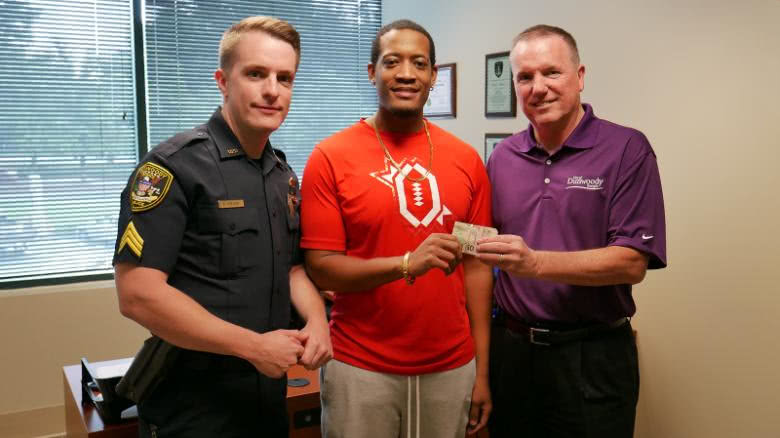 美国运钞车掉下17万美元现金 结果只找回4000多