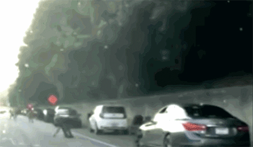 美国运钞车掉下17万美元现金 结果只找回4000多