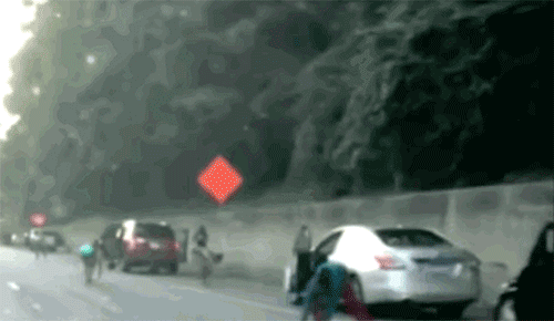 美国运钞车掉下17万美元现金 结果只找回4000多