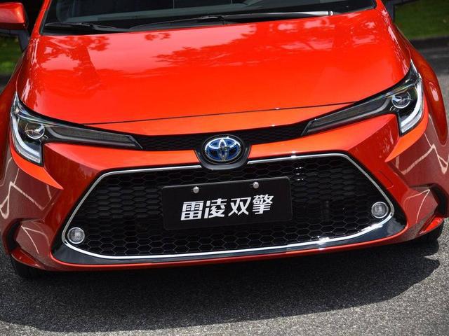 轴距2米7标配8气囊,拥有同级顶尖安全配置,一箱油跑千多公里