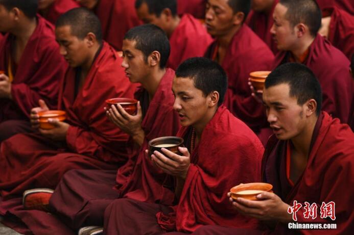 西藏扎什伦布寺僧人辩经答辩