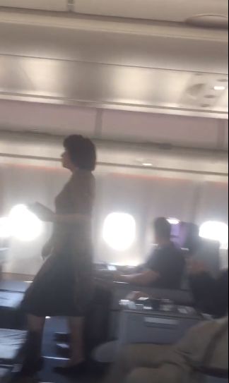 自称国航监督员致电公安强留旅客 究竟何方神圣？